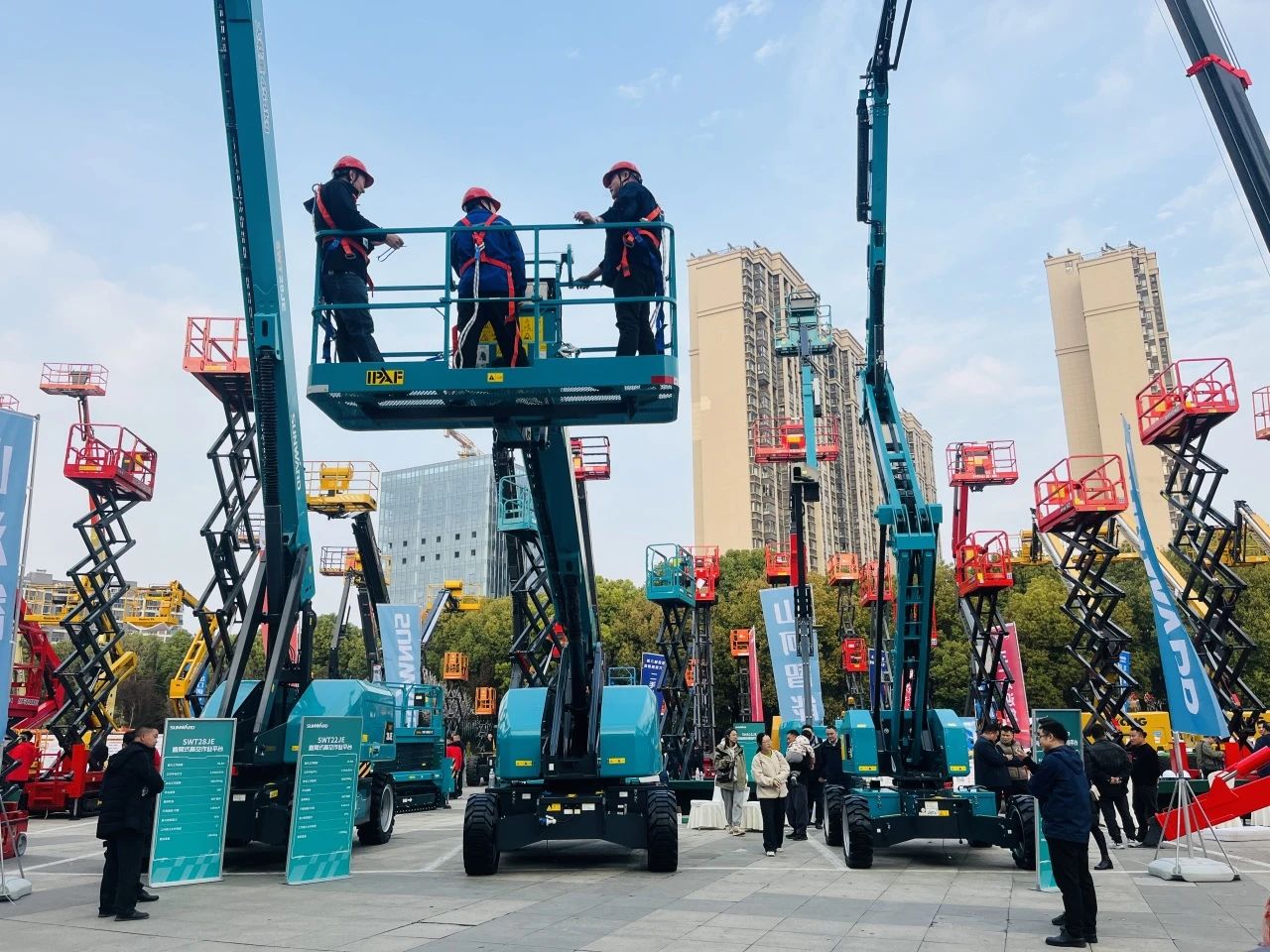 “爆品”来袭,签单不断! 山河智能盛装亮相第八届全国高空作业平台租赁大会