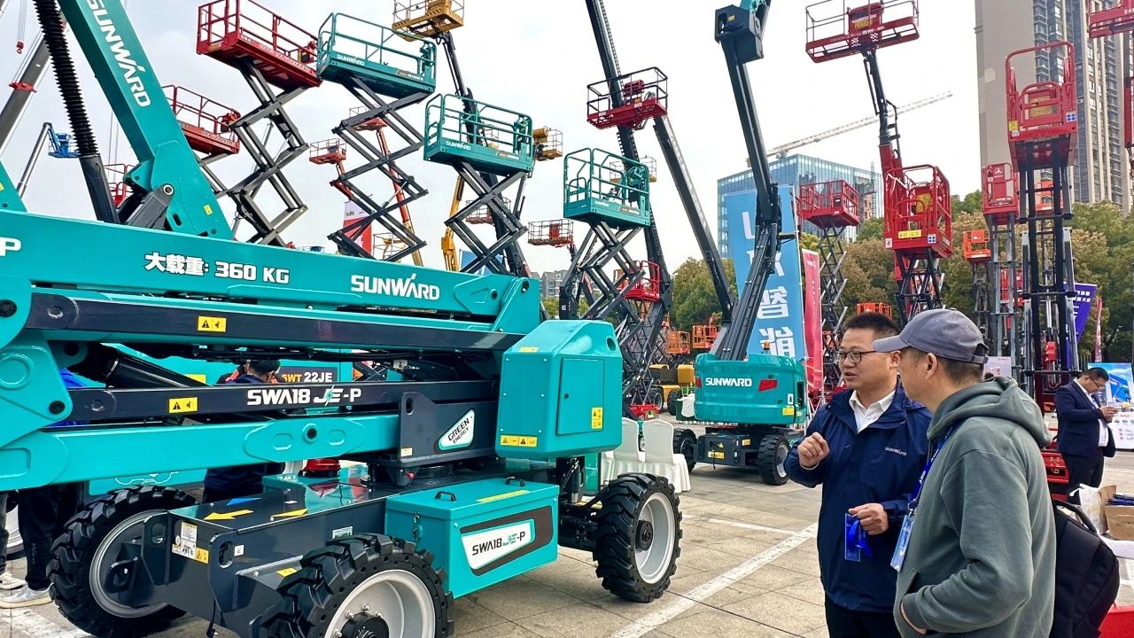 “爆品”来袭,签单不断! 山河智能盛装亮相第八届全国高空作业平台租赁大会