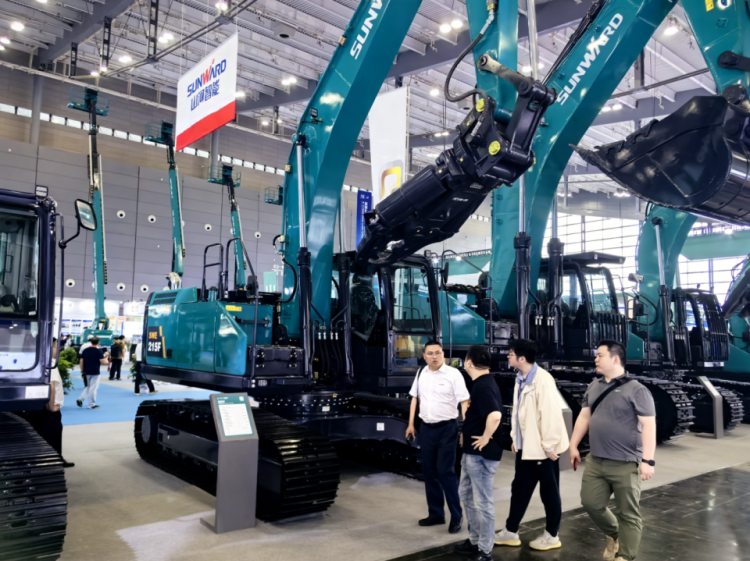 2025 CICEE | 打造极致精品化,山河智能挖掘机“圈粉”长沙展