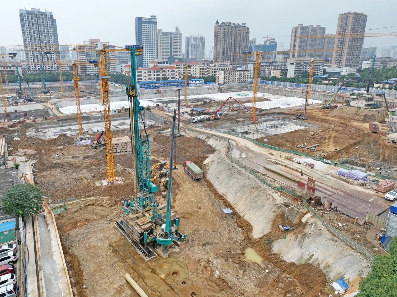 “绿巨人”显神威！山河智能引孔式静力压桩机助建“绿城”南宁民生项目