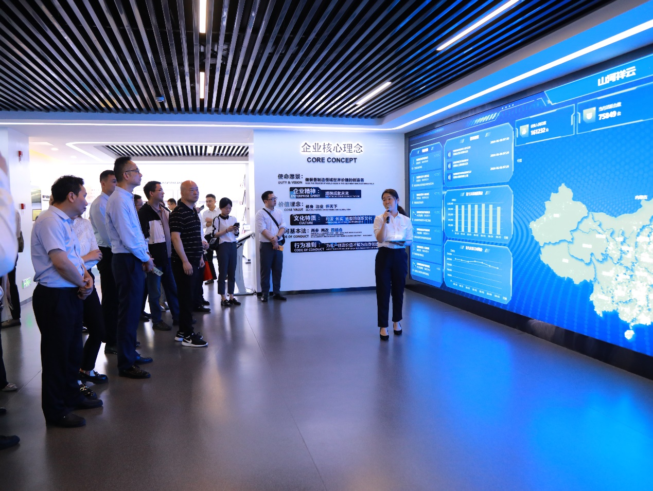 湘潭市工信局带队莅临山河智能开展智能制造现场观摩交流活动