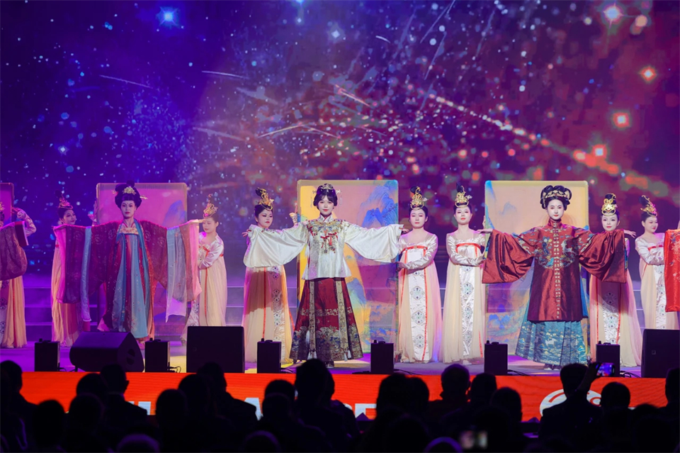 创新引领价值 理想成就未来——庆祝山河智能成立25周年表彰大会暨文艺晚会隆重举行