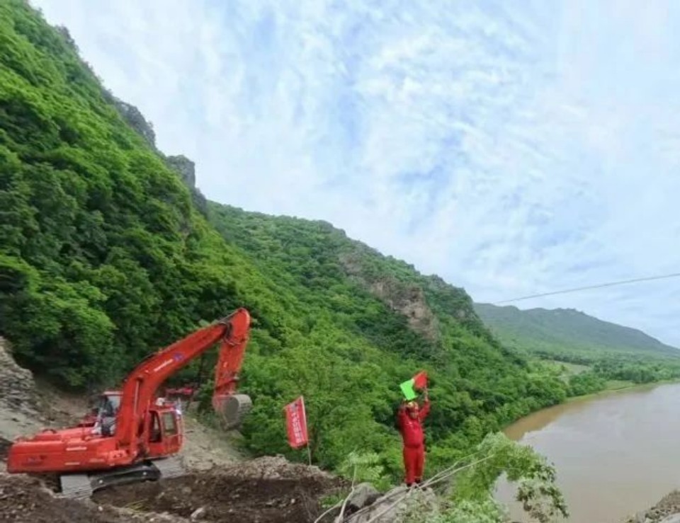 硬核破解“最后一公里”难题，山河智能应急救援设备助力“应急使命·2025”演习！