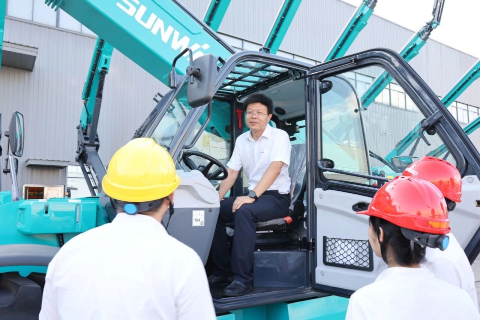 高端机型“双箭齐发”！山河智能两款伸缩臂叉装车成功下线